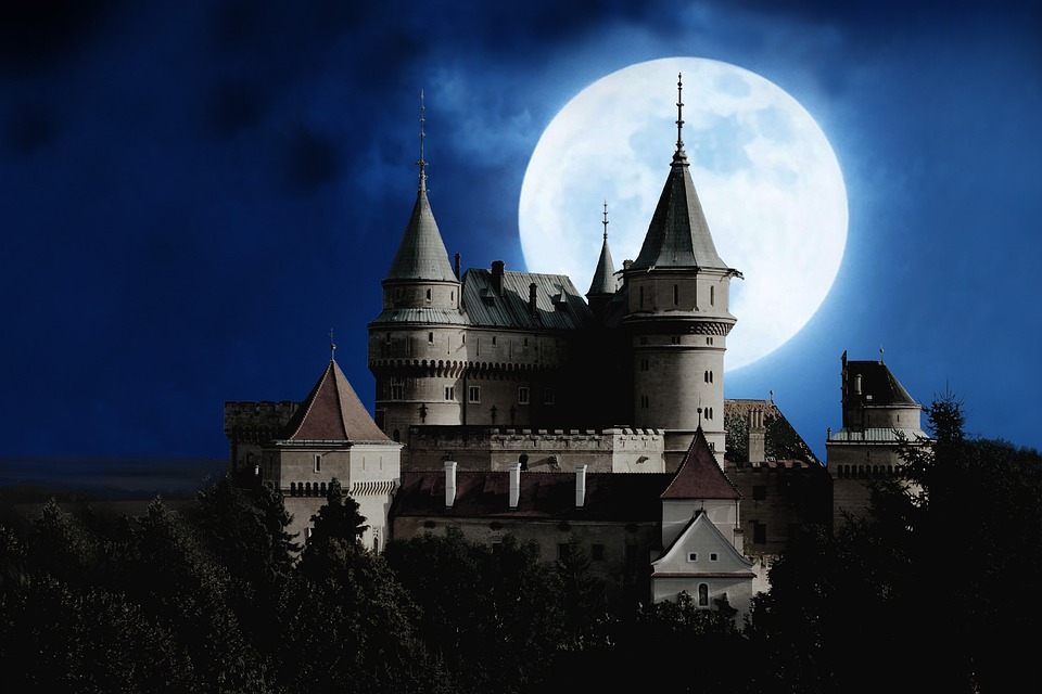 Moonlight Meditations: Using Full Moon Rituals to Cultivate Inner Peace and Clarity