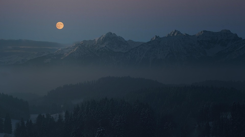 Celestial Celebrations: A Guide to Hosting a Full Moon Ritual with Friends and Community