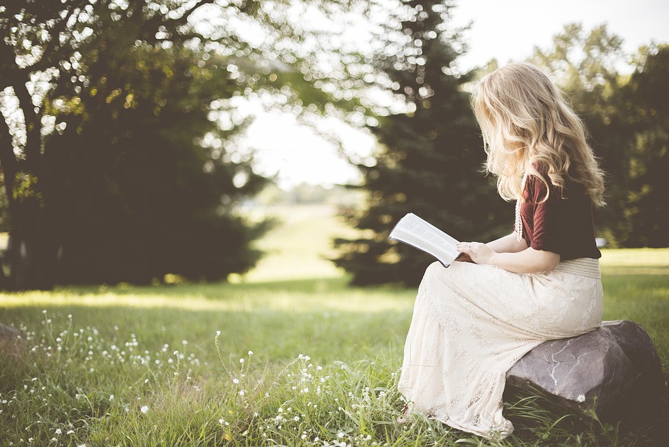 Beyond the Screen: The Magic of Live Online Tarot Readings with Real Readers