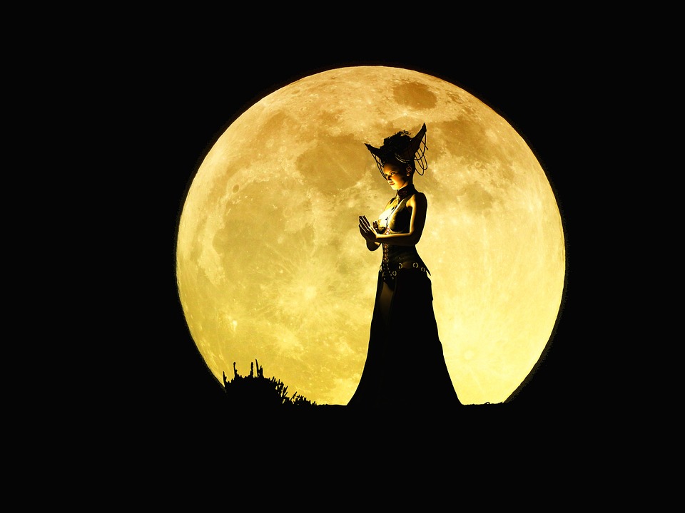 Moonlit Manifestation: How to Use Lunar Energy to Bring Your Dreams to Life