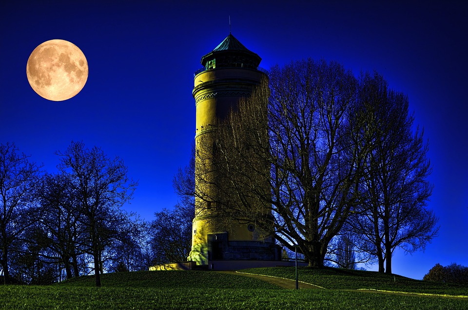 New Moon, New You: How to Use Moon Magic to Boost Confidence, Courage, and Clarity