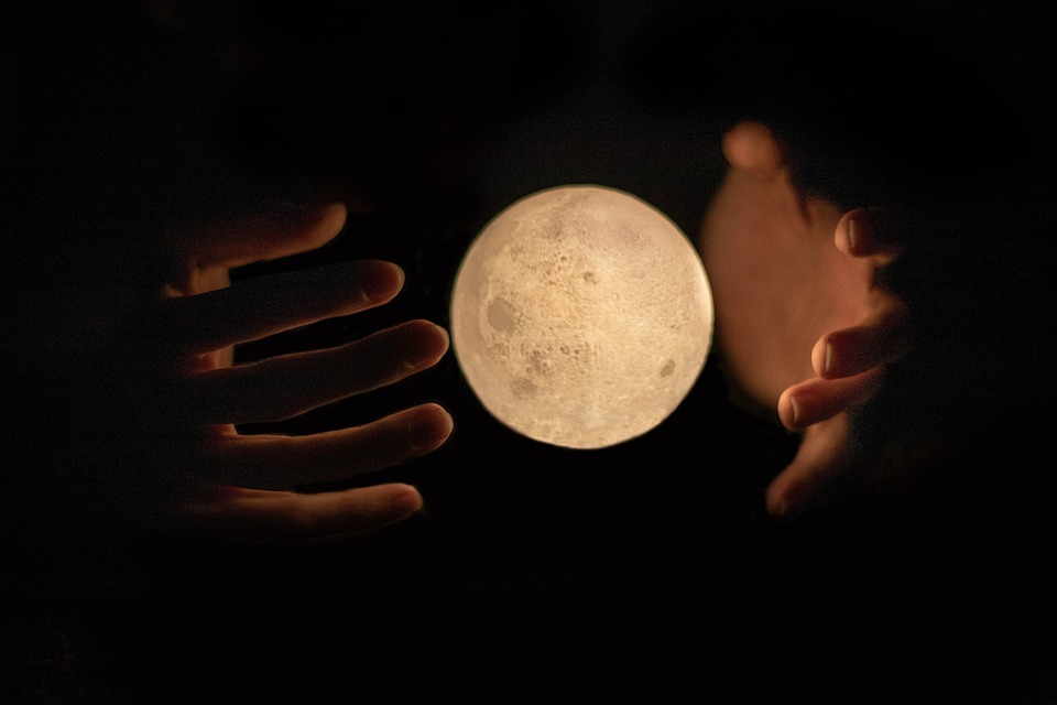 Lunar Love Spells: How to Attract Romance and Passion with the Power of the Moon