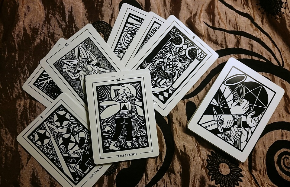 * Tips and techniques for combining tarot cards in readings