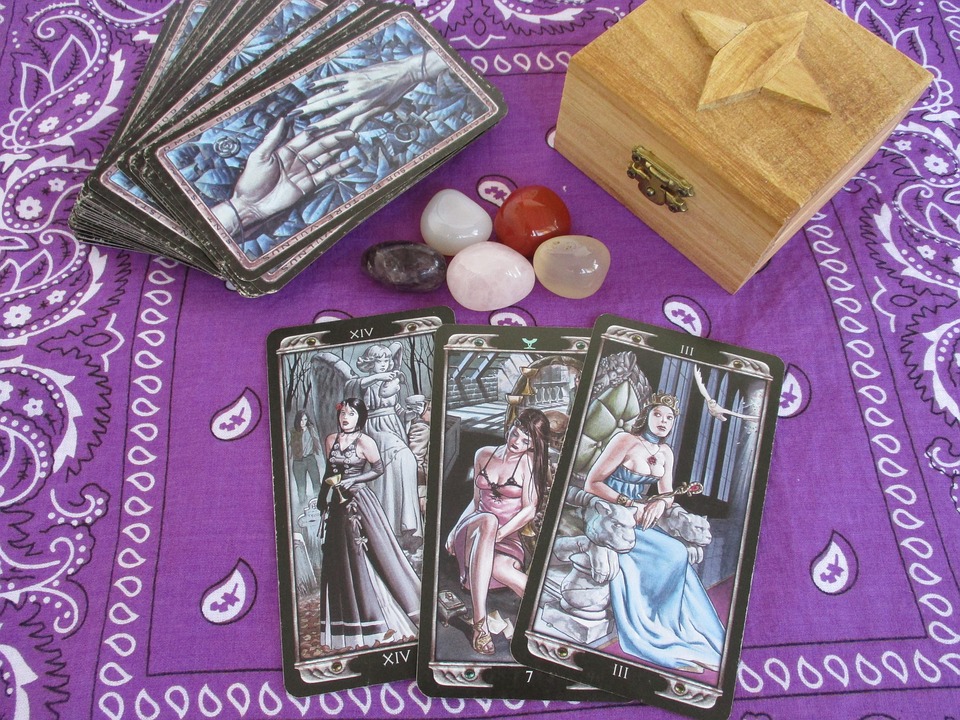Stellar Spreads: How to Create Tarot Spreads Based on Astrological Influences