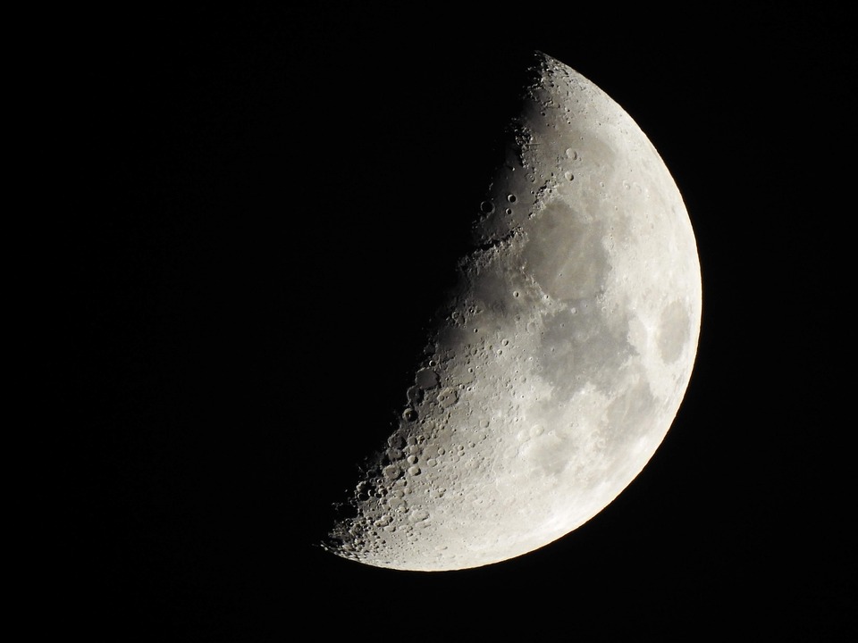 Moonbeams and Mane: The Magical Connection Between Lunar Phases and Haircuts